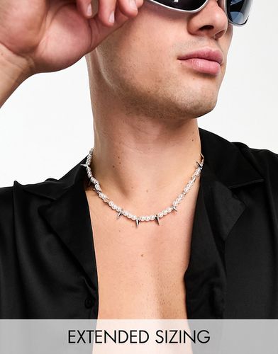 Collana con perle sintetiche da 6 mm e spuntoni - ASOS DESIGN - Modalova