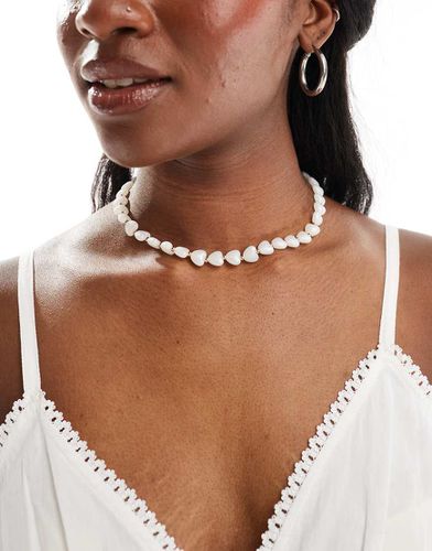 Collana corta con design con perle sintetiche a forma di cuore - ASOS DESIGN - Modalova