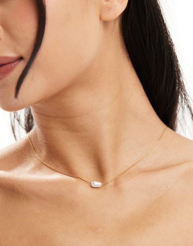 Collana corta sottile in acciaio inossidabile color con perla d'acqua dolce sintetica - ASOS DESIGN - Modalova