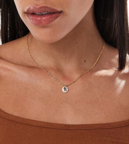 Collana placcata 14 k con segno zodiacale Scorpione e perla sintetica a disco in confezione regalo - ASOS DESIGN - Modalova