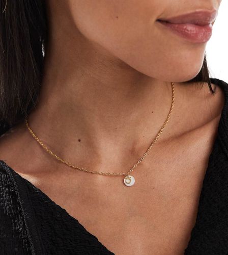 Collana placcata 14 k con segno zodiacale Toro e perla sintetica a disco in confezione regalo - ASOS DESIGN - Modalova