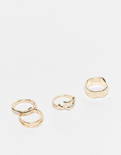 Confezione da 4 anelli dorati con design effetto fuso - ASOS DESIGN - Modalova