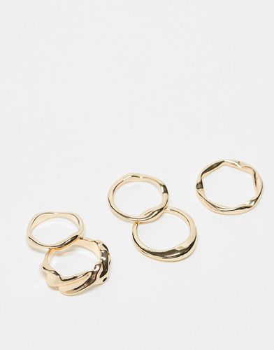 Confezione da 5 anelli dorati con design effetto fuso - ASOS DESIGN - Modalova