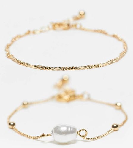 Confezione da 2 bracciali placcati 14 k con catena fine e perla sintetica - ASOS DESIGN - Modalova