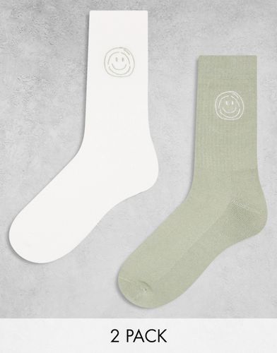 Confezione da 2 paia di calzini sportivi con smile ricamato verdi ed écru - ASOS DESIGN - Modalova
