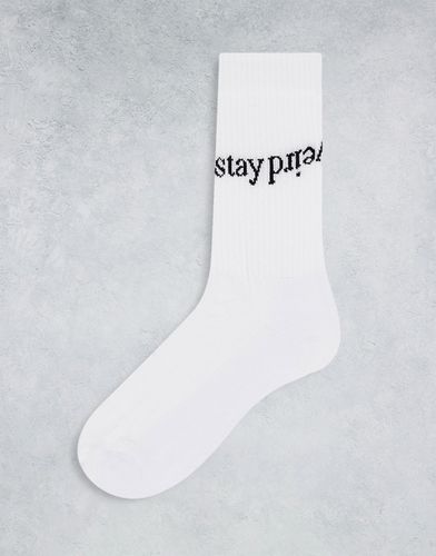 Calzini sportivi bianchi con scritta "stay weird" - ASOS DESIGN - Modalova