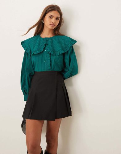 Camicia verde e nera a righe con colletto oversize con volant - ASOS DESIGN - Modalova