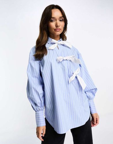 Camicia blu e bianca a righe con fiocchi a contrasto - ASOS DESIGN - Modalova