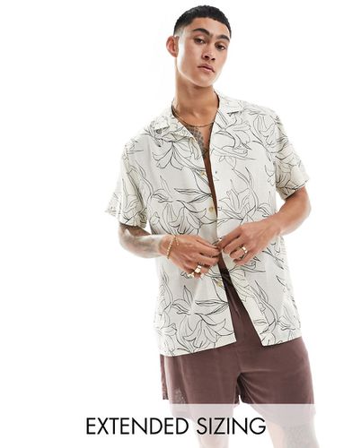 Camicia da spiaggia vestibilità comoda color écru con rever e stampa di gigli disegnati - ASOS DESIGN - Modalova