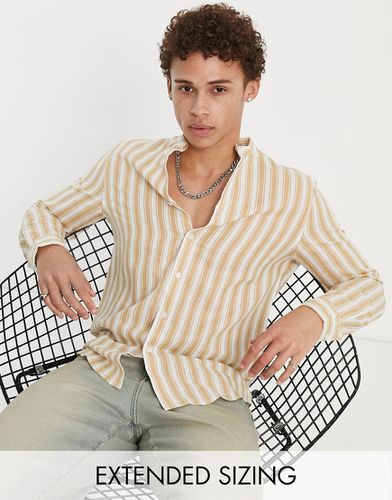 Camicia regular in lino color cuoio a righe con collo serafino - ASOS DESIGN - Modalova