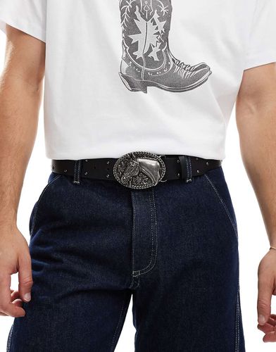 Cintura in pelle sintetica nera con fibbia stile western, borchie e dettagli invecchiati - ASOS DESIGN - Modalova