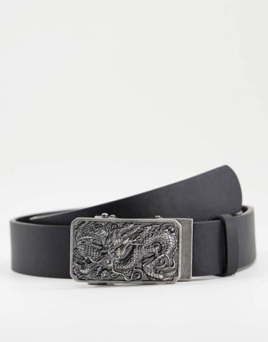 Cintura slim in pelle sintetica nera con fibbia a placca color argento con dragone - ASOS DESIGN - Modalova