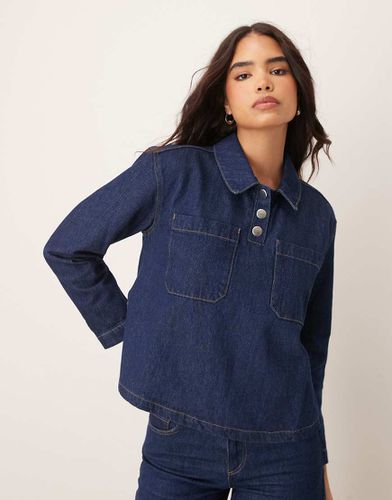 Crop top in denim indaco con scollo serafino - ASOS DESIGN - Modalova