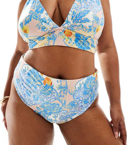 Curve - Hailey - Slip bikini sgambati a vita alta con stampa barocca - ASOS DESIGN - Modalova