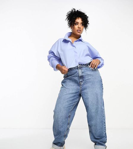 ASOS DESIGN Curve - Mom jeans comodi a vita alta medio - ASOS Curve - Modalova