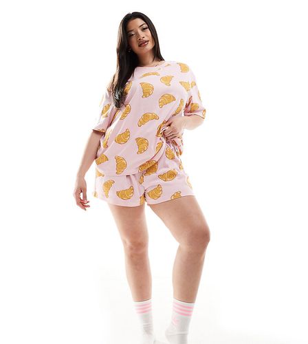 ASOS DESIGN Curve - Set pigiama oversize con stampa di croissant con pantaloncini e t-shirt - ASOS Curve - Modalova