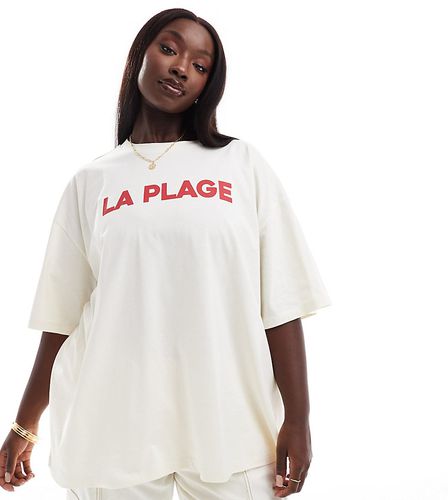 ASOS DESIGN Curve - T-shirt boyfriend color crema con grafica "La Plage" - ASOS Curve - Modalova