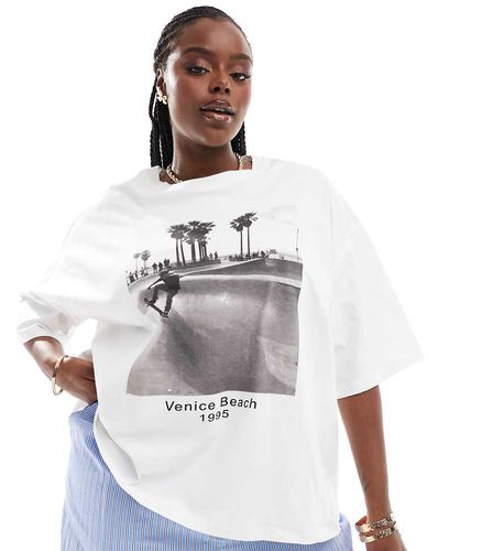 ASOS DESIGN Curve - T-shirt oversize bianca con stampa fotografica di Venice Beach stile skater - ASOS Curve - Modalova