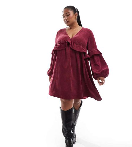 ASOS DESIGN Curve - Vestito grembiule corto in velluto a coste bordeaux con volant - ASOS Curve - Modalova