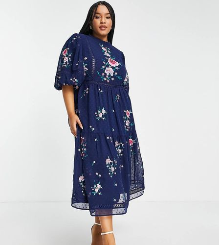 ASOS DESIGN Curve - Vestito midi accollato con finiture in pizzo e ricamo plumetis - ASOS Curve - Modalova