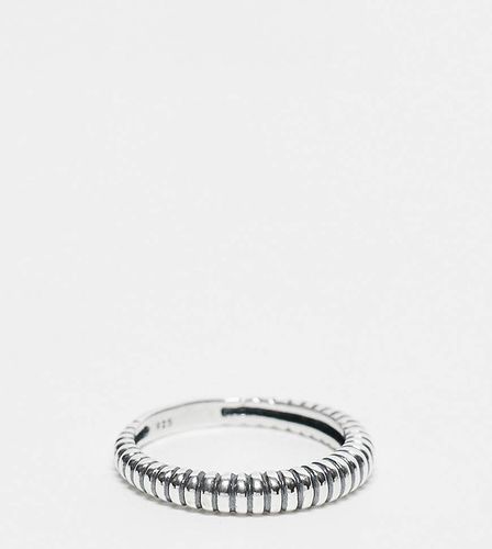 Anello a fascia in sterling zigrinato - ASOS DESIGN - Modalova