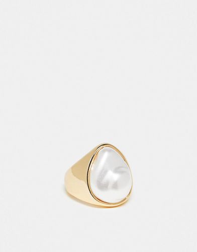 Anello dorato con perla di acqua dolce sintetica - ASOS DESIGN - Modalova