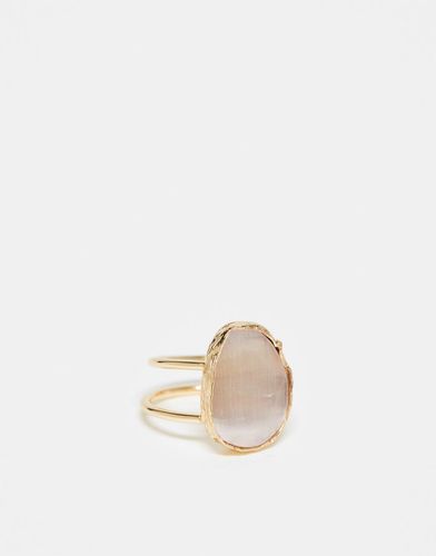 Anello dorato con pietra semipreziosa occhio di gatto - ASOS DESIGN - Modalova