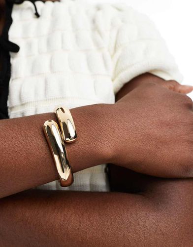 Bracciale rigido dorato con design astratto squadrato - ASOS DESIGN - Modalova