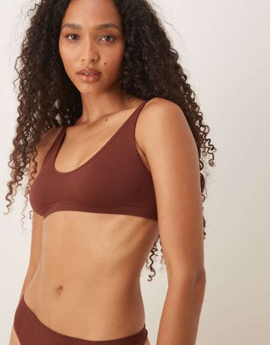 Brassière côtelée façon crop top avec encolure dégagée - Chocolat - Asos Design - Modalova