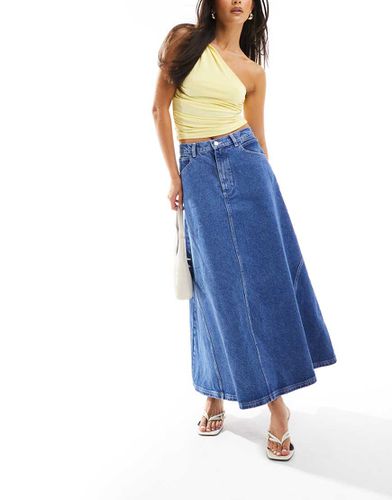 Gonna lunga a godet in denim medio - ASOS DESIGN - Modalova