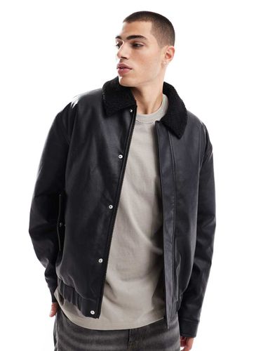 Giacca harrington imbottita in pelle sintetica nera con colletto in pile borg - ASOS DESIGN - Modalova