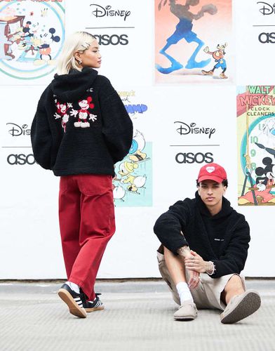 Disney - Felpa con cappuccio oversize squadrata unisex in pile borg con ricamo di Topolino e Minnie - ASOS DESIGN - Modalova