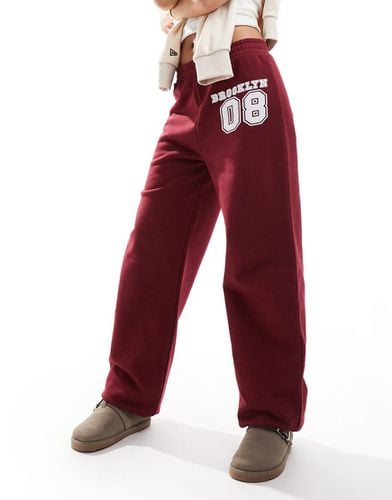 Joggers bordeaux con numero applicato e fondo elasticizzato - ASOS DESIGN - Modalova