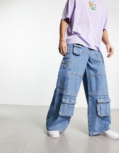 Jeans cargo a fondo super ampio lavaggio medio con tasche - ASOS DESIGN - Modalova