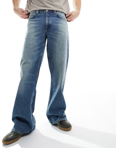 Jeans a zampa lavaggio chiaro - ASOS DESIGN - Modalova