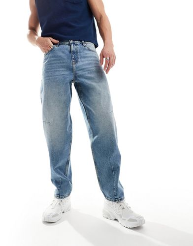 Jeans ampi lavaggio chiaro con baffature - ASOS DESIGN - Modalova