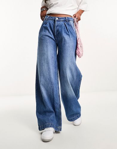 Jeans medio a pieghe e a fondo ampio - ASOS DESIGN - Modalova