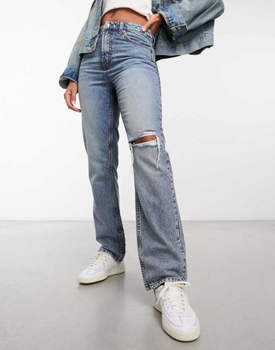 Jeans dritti a vita medio alta con strappo sul ginocchio - ASOS DESIGN - Modalova