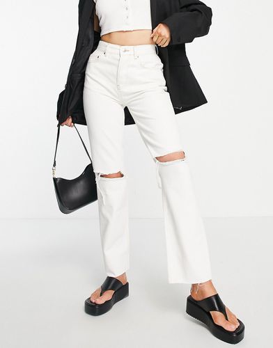 Jeans dritti bianchi stile anni '90 con strappi sulle ginocchia e fondo grezzo - ASOS DESIGN - Modalova