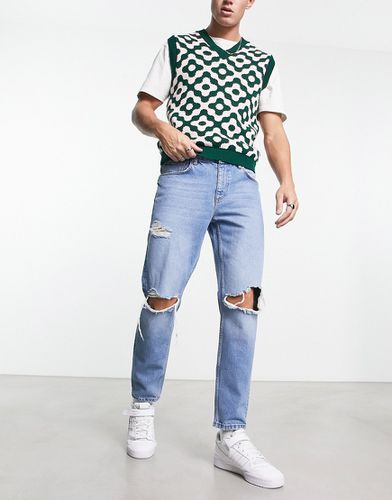 Jeans rigidi modello classico lavaggio medio con strappi sulle ginocchia - ASOS DESIGN - Modalova