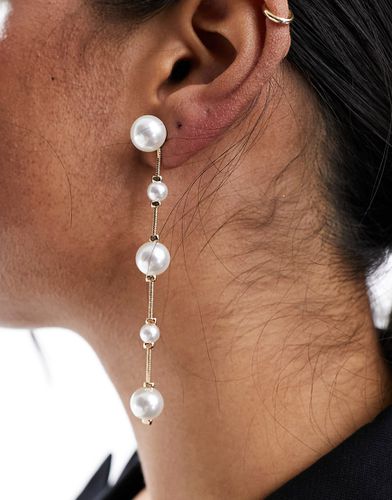 Orecchini pendenti dorati con perle sintetiche miste e catenina - ASOS DESIGN - Modalova
