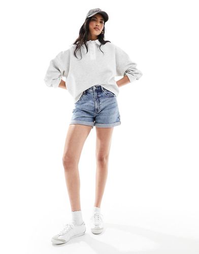 Mom shorts comodi in denim lavaggio medio - ASOS DESIGN - Modalova