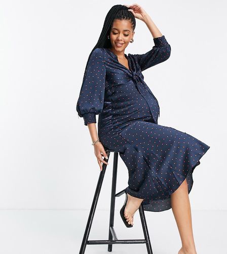 ASOS DESIGN Maternity - Vestito midi in raso allacciato sul davanti con bottoni e stampa a pois micro - ASOS Maternity - Modalova