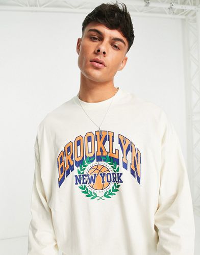 Maglietta a maniche lunghe oversize beige con stampa "Brooklyn" sul davanti - ASOS DESIGN - Modalova