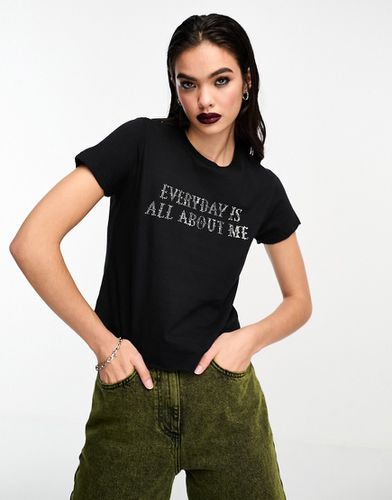 Mercoledì Addams - T-shirt baby nera con scritta grafica con borchie su licenza - ASOS DESIGN - Modalova