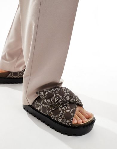 Sandali con fascette incrociate imbottite marroni con monogrammi e suola nera - ASOS DESIGN - Modalova