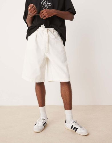 Short long à pinces avec liens noués à la taille - Écru - Asos Design - Modalova