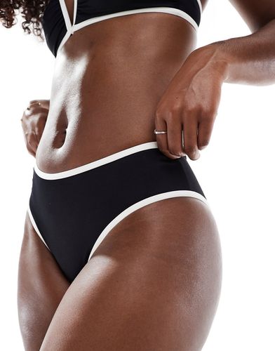 Slip bikini brasiliano a vita medio-alta con bordi a contrasto - ASOS DESIGN - Modalova