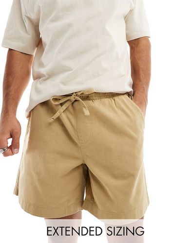 Pantaloncini chino ampi lunghezza regolare color cuoio con vita elasticizzata - ASOS DESIGN - Modalova