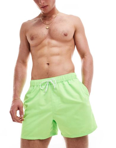 Pantaloncini da bagno corti fluo - ASOS DESIGN - Modalova